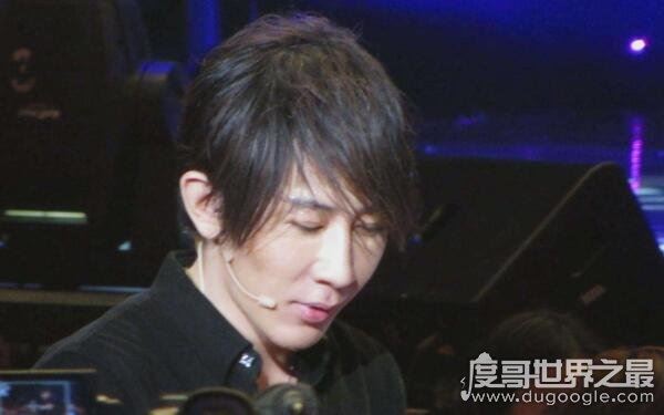 突然消失在大众视野，刘谦在日本发生了什么事(或与日本天皇有关)