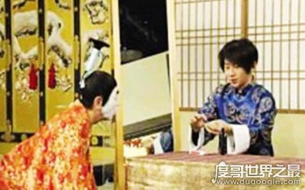 突然消失在大众视野，刘谦在日本发生了什么事(或与日本天皇有关)