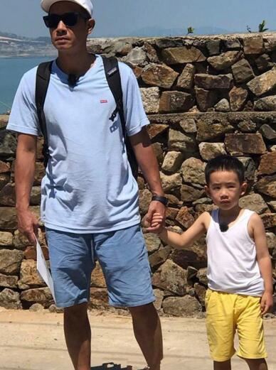陈小春儿子正面照首度曝光，缩小版陈小春参加真人秀