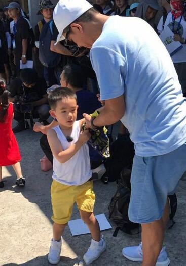 陈小春儿子正面照首度曝光，缩小版陈小春参加真人秀