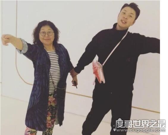 杜海涛家世非常好,父亲是有名的的富商(本人身价也很是不菲)