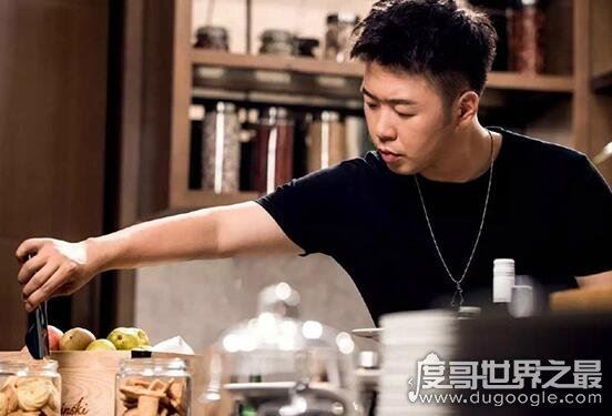 杜海涛家世非常好，父亲是有名的的富商(本人身价也很是不菲)