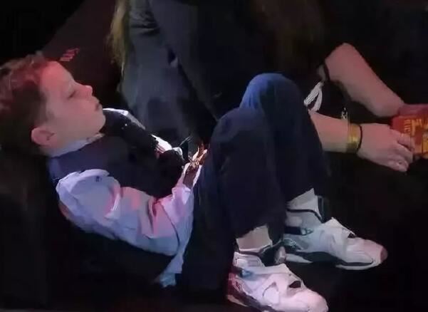 假笑男孩GavinThomas，他都笑累了(他只是个九岁小孩)