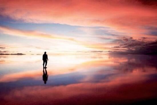 天空之境乌尤尼盐沼，世界最大的盐层覆盖的荒原(绝美)