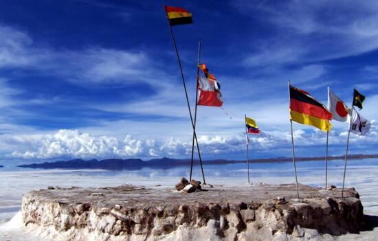 天空之境乌尤尼盐沼，世界最大的盐层覆盖的荒原(绝美)