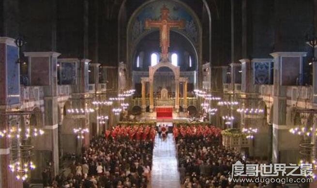 基督教和天主教的区别，天主教教堂十字架有耶稣圣像(基督教没有)