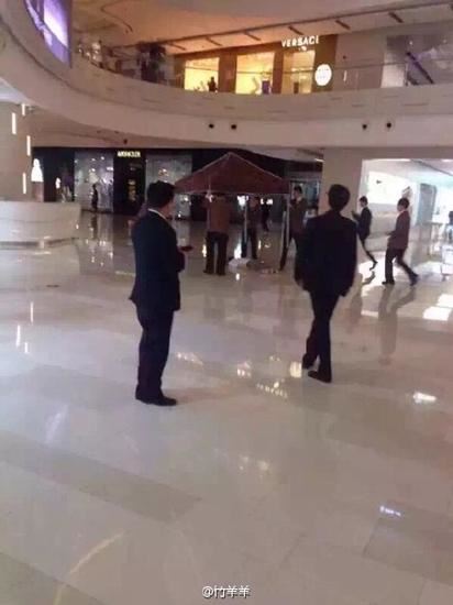 上海跳楼事件，20岁妙龄女子商场跳楼