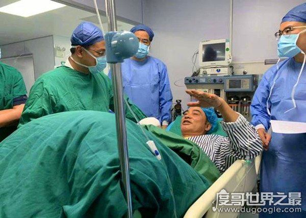 任达华首谈遇刺细节，本能的用手阻挡刀刺进身体(当时大脑空白)