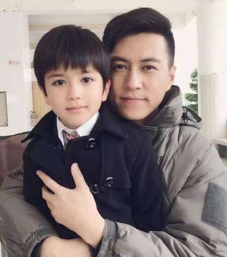 靳东儿子靳鹰正面照曝光,靳东老婆李佳大肚怀二胎