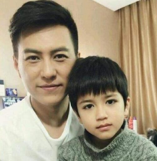 靳东儿子靳鹰正面照曝光，靳东老婆李佳大肚怀二胎