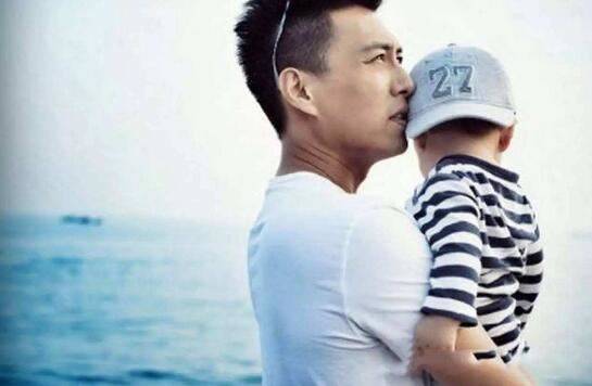 靳东儿子靳鹰正面照曝光，靳东老婆李佳大肚怀二胎
