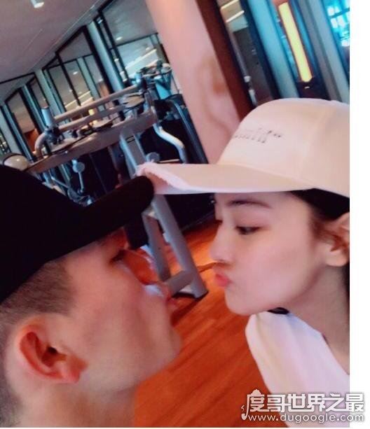 情人节张馨予撒狗粮，发微博与老公何捷大秀恩爱还嘟嘴卖萌