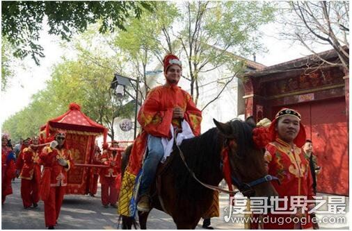 古人婚礼在什么时间举行，一般是在黄昏时迎娶新娘(婚与昏同音)