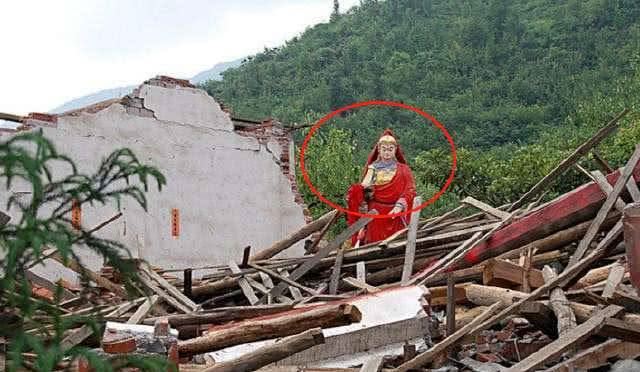 汶川地震灵异图片，鬼脸出没蓝色灵魂四处飘荡
