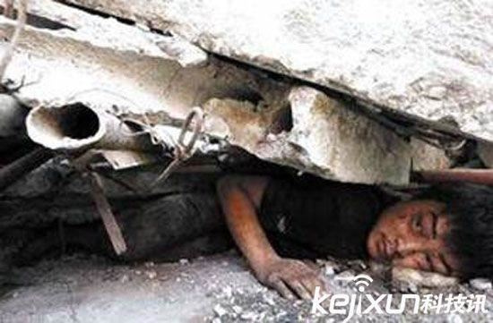 汶川地震灵异图片，鬼脸出没蓝色灵魂四处飘荡