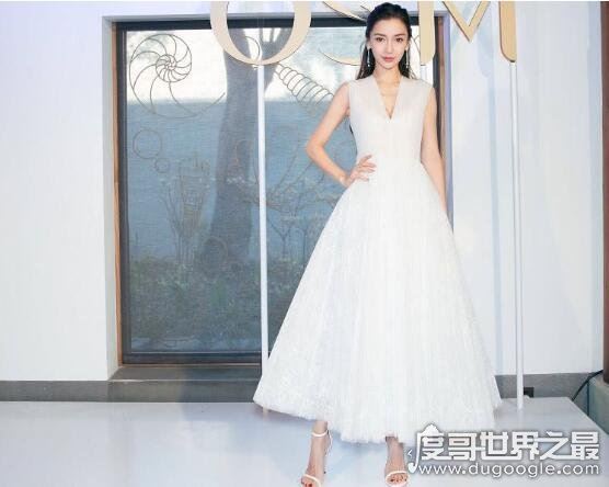 baby戴固定钢板出席活动，手指受伤让人心疼(一袭长裙美如仙)