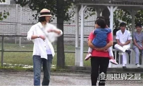 黄渤妻子小欧罕见曝光,恋爱13年结婚11年却恩爱如初