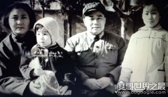 铁血英雄李云龙的原型是谁，中将王近山(打仗泡妞一个样)