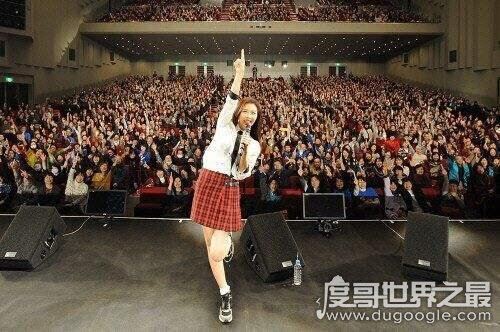 疯狂打call是什么意思，为爱豆拼命加油挥舞荧光棒