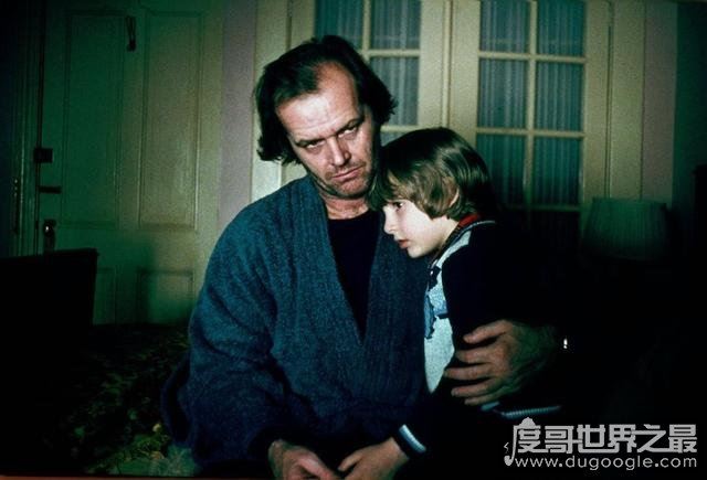 超恐怖电影闪灵解析，作家深陷幻境而逼疯(头号玩家致敬的电影)