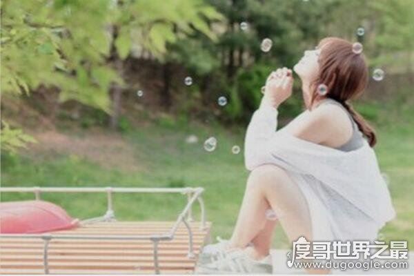 水瓶女喜欢一个人的表现,5种信号代表她喜欢你(一定要好好把握)