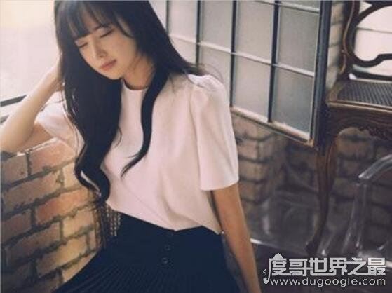 水瓶女喜欢一个人的表现，5种信号代表她喜欢你(一定要好好把握)