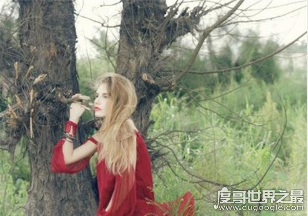 水瓶女喜欢一个人的表现，5种信号代表她喜欢你(一定要好好把握)