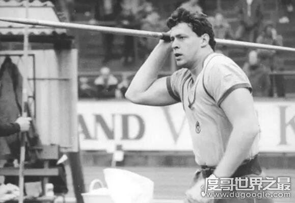 男子标枪世界纪录，乌威·霍恩以104.8米的惊人成绩创造传奇