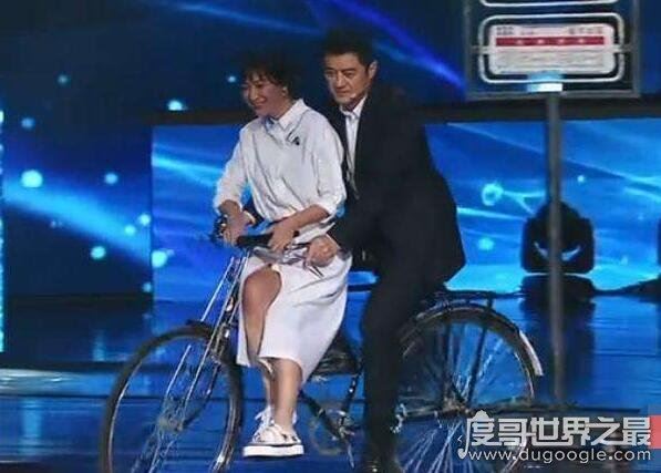 徐静蕾老公是李亚鹏,跨界歌王舞台公然献花重温将爱