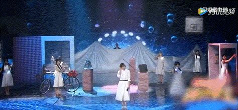 徐静蕾老公是李亚鹏，跨界歌王舞台公然献花重温将爱