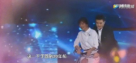 徐静蕾老公是李亚鹏，跨界歌王舞台公然献花重温将爱