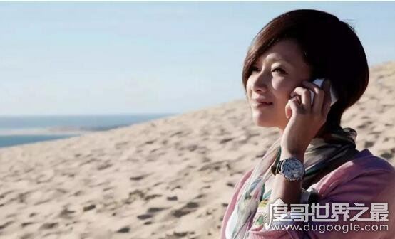 徐静蕾老公是李亚鹏，跨界歌王舞台公然献花重温将爱