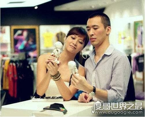 徐静蕾老公是李亚鹏，跨界歌王舞台公然献花重温将爱