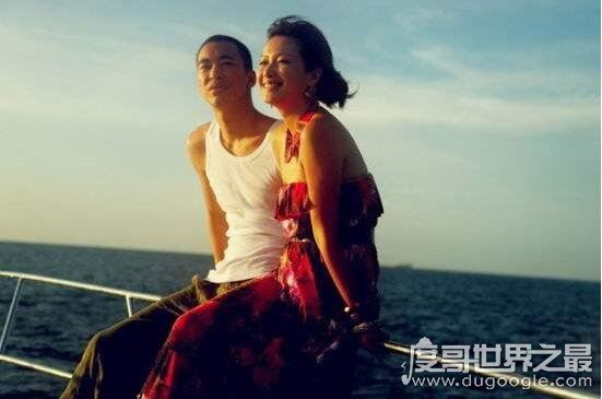 徐静蕾老公是李亚鹏，跨界歌王舞台公然献花重温将爱