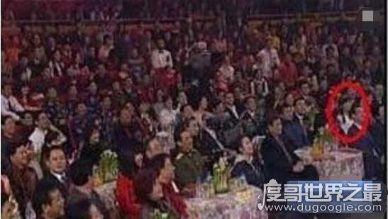 2014春晚鼓掌白衣女孩，是汇源集团老总朱新礼的女儿