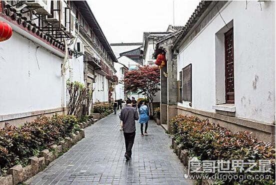 乌衣巷在哪里在哪个市,在南京市秦淮区的文德桥旁(乌衣巷的来源)