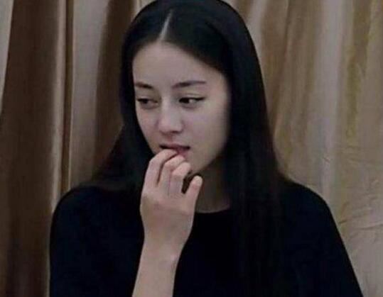 迪丽热巴素颜照零瑕疵真假,天生大黑眼袋双眼无神