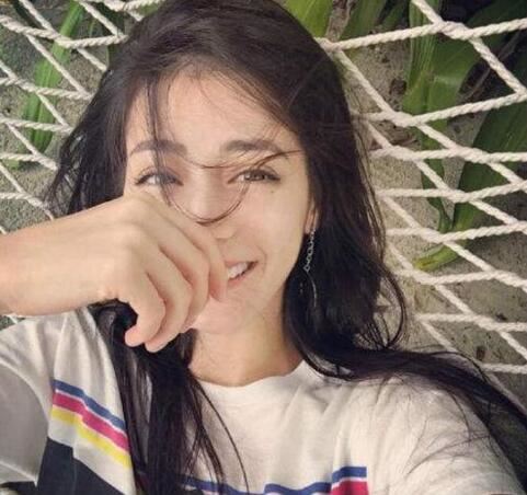 迪丽热巴素颜照零瑕疵真假，天生大黑眼袋双眼无神