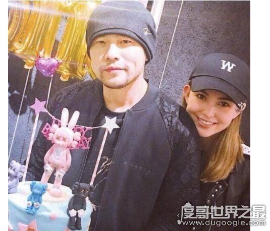 周杰伦晒儿女正面，两人软萌的小宝贝颜值超高(女儿比较活泼)