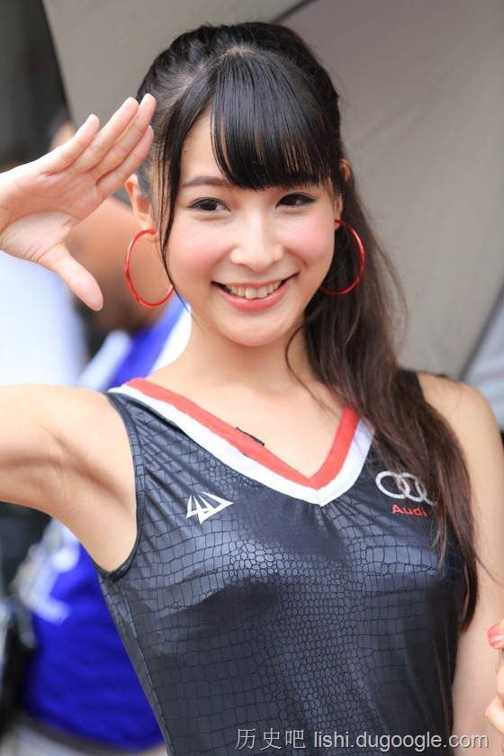 日本写真女星川崎绫性感写真集，纤腰蜜桃臀超诱人(图)