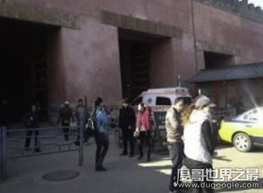 北京故宫东华门疑发生命案,一男子怒砍两主任后自杀未遂