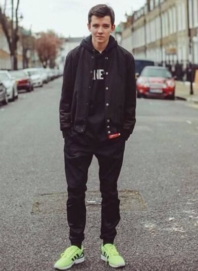 没长残的童星阿沙·巴特菲尔德，年仅18岁身高183