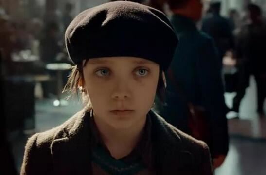 没长残的童星阿沙·巴特菲尔德，年仅18岁身高183