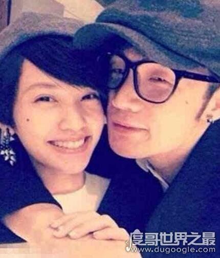 李荣浩杨丞琳恋情曝光，演唱会上公开偷亲杨丞琳