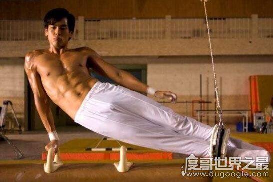 彭于晏肌肉图片，体脂率只有6%的男人理想身材