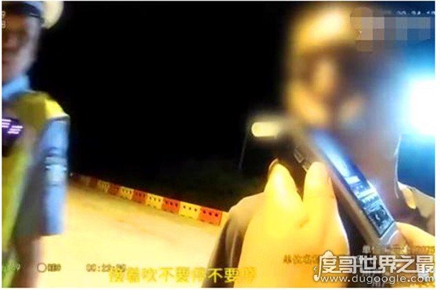 吃蛋黄派查出酒驾,交警亲测确实如此(归还了司机证件并放行)