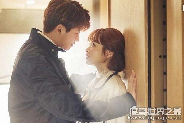 壁咚是什么意思,男生撩妹必备技能(成功率高)