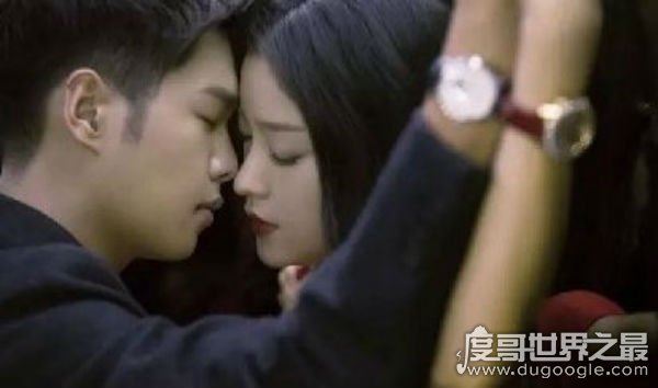 壁咚是什么意思，男生撩妹必备技能(成功率高)