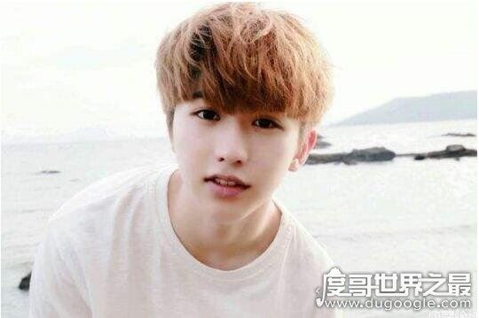 蔡徐坤妈妈演员徐静实力坑儿子，2次错过机会如今C位出道