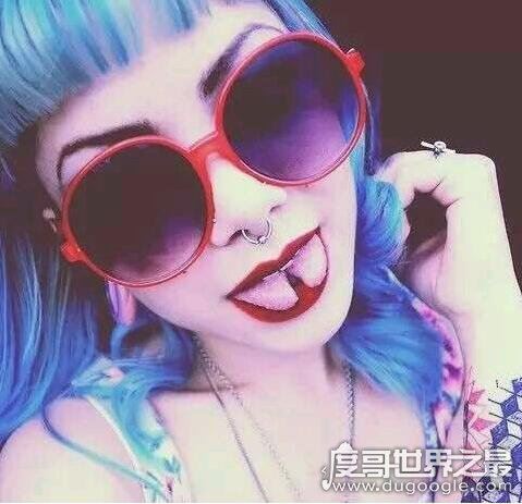 残忍恐怖的人体艺术，分舌手术竟然让接吻更有快感